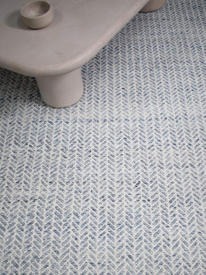 Textured blue rug with arrow  pattern