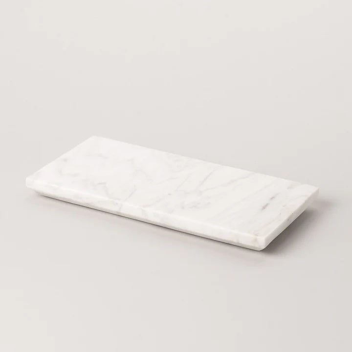 This white marble decorative tray effortlessly adapts to your styling needs. Enjoy as an everyday catchall or display your favourite soap dispensers in the bathroom or kitchen.