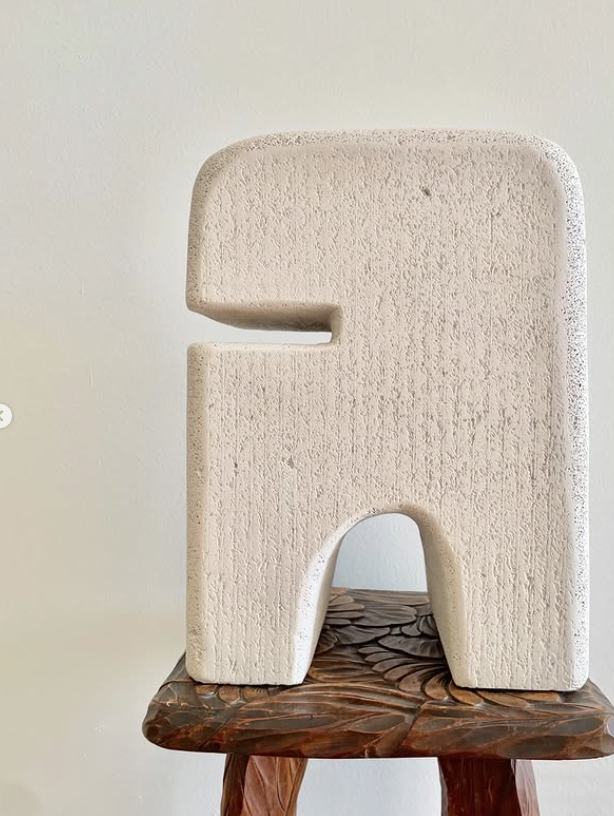 This majestic sculptural piece is the epitome of minimalism. This piece is made of hebal, and although a strong material; will evoke, tranquility in your home.
H32xL24cm