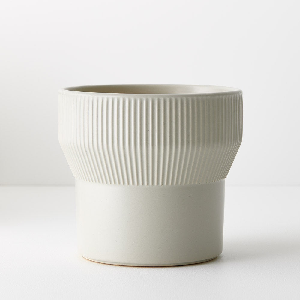 The 16cm Nalo Pot in grey boasts a chic ribbed detail at the top, adding texture and charm to any space. Grey colour
