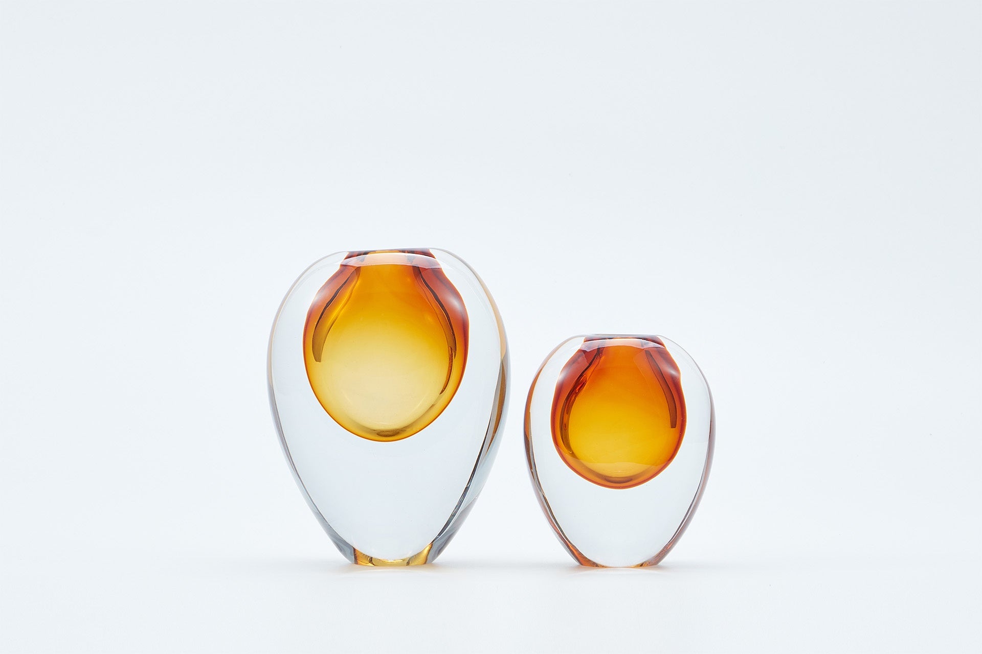 Mouth blown, hand etched and hand finished glass vase.
The petite Perle vase packs a lot into its tiny form.
With soft, flowing silhouettes creating balance in its design.