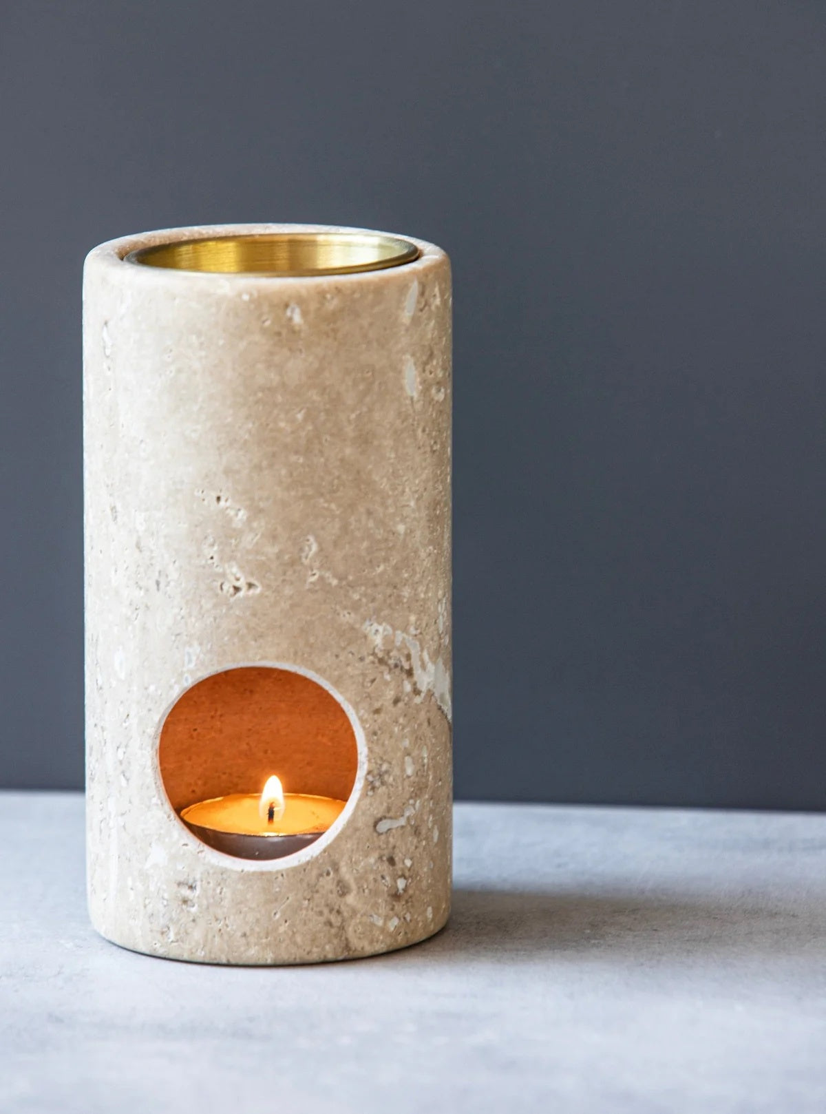 A modern fusion of marble and gold, our elegantly tapered Zoe oil burner adds a touch of sophistication to any space.  Madern from travertine and has a cylinder shape.
