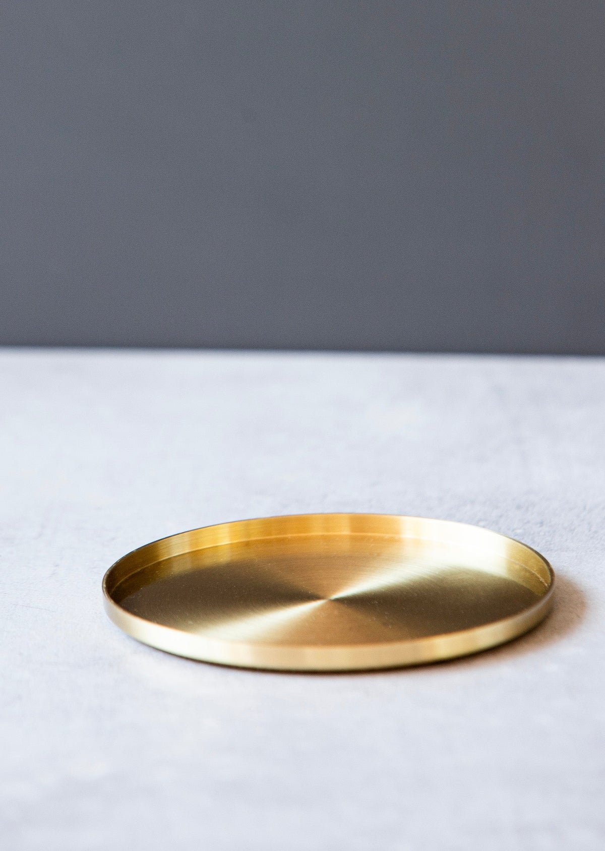 Our brass plate is a stylish yet practical addition to any home. Designed to protect your furniture from candle wax, it also serves as a coaster or versatile accessory for organizing jewelry and other small items.