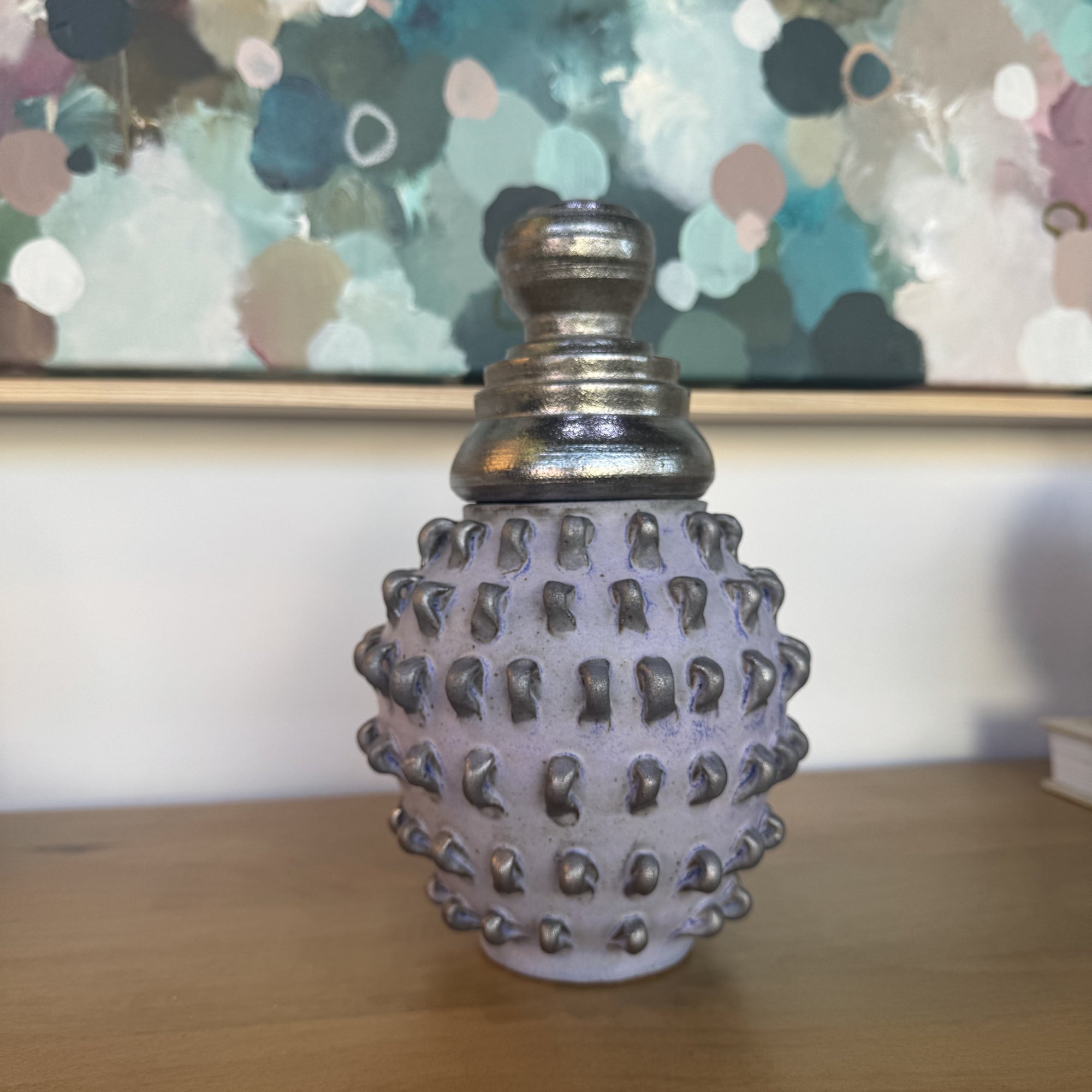Juyeon Ceramics. Embroider ase with lid. Matt mauve glaze with silver details.
