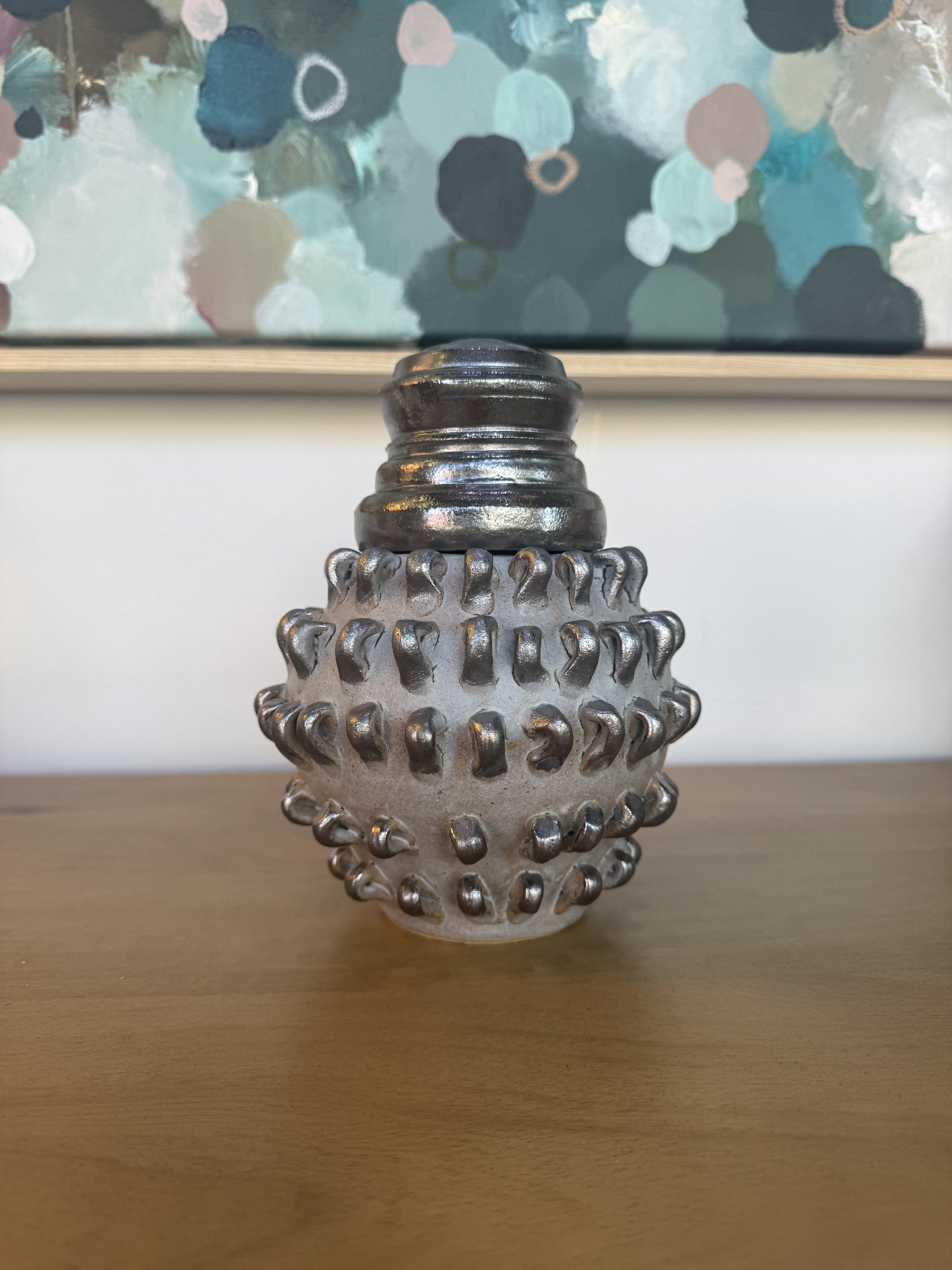 Juyeon Ceramics Embroider vase with lid
